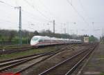 Am 17.04.2005 fuhr 403 031 von Frankfurt am Main - Hauptbahnhof kommend durch das Gleisvorfeld des Bahnhofes Frankfurt am Main - Sportfeld, im Hintergrund der Gebudestumpf des ehemaligen Stellwerks,