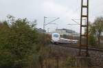 Bei reichlich trbem Wetter biegt eine Doppeleinheit eines ICE 3 um die Ecke um  kurz danach Ulm Hbf zu erreichen; 19.10.09