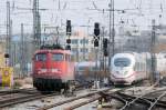 Betagte Dame trifft modernen Triebzug: 115 327 rumpelt am 31.10.09 in Pasing zum Hbf, ein 3er-ICE kommt entgegen