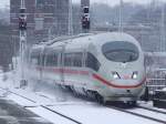 Ein ICE 3 erreicht am 03.01.2010 den Bochumer Hbf in auf der Fahrt von Dortmund nach Mnchen Hbf.