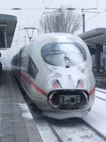 Ein skuril verschneiter ICE 3 passiert am 03.01.2010 den Bochumer Hbf in Richtung Essen Hbf.