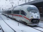 Ein ICE 3 steht etwas verschneit und mit offener Bugklappe am 03.01.2010 im Essener Hbf auf einem Durchgangsgleis.