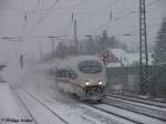 ICE3 (BR 403) rast unter winterlichen Bedingungen am 9.1.2010 durch Duisburg Rahm.