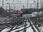 ICE3 Doppel als ICE 517 nach Mnchen schlngelt sich aus dem Dortmunder Hbf., links schiebt die 143 039 die S5 nach Mnchengladbach.(08.03.2010)
