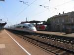 ICE 3 und ein ET 425 als RB2 nach Graben-Neudorf am 17.8.05 in Biblis