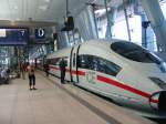 Anlsslich einer Probefahrt wartet der ICE 3 am 19.07.02 in Frankfurt am Main Flughafen auf die Abfahrt nach Kln Hbf ber die Neubaustrecke.