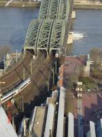 Ein ICE3 verlsst den Bahnhof Kln.