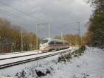 Die Weiwurst im Schnee: 403 002 am 25.11.2005 als ICE 1812   nach Kln in der Kurve von Frankfurt am Main-Niederrad zum   Bahnhof Sportfeld, der beim Fahrplanwechsel am 11.12.2005   in Stadion
