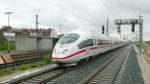 Ein ICE nach Wrzburg fhrt auf dem neuen Gleispaar zwischen Nrnberg und Frth am 9.6.09 am alten Mittelbahnsteig von Nrnberg-Rothenburger Str.vorbei. Der Fotograf stand am stlichen Ende des Behelfsbahnsteigs aus Holz, der auf Bild 492428 zu sehen ist.  