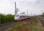 Die ICE 3 Mnster(Westf.) und Schaffhausen, kommen hier aus Richtung Duisburg gefahren. Sie benutzen auf Grund einer Baustelle die S-Bahngleise in Richtung Dsseldorf.Sonntag 3.4.2011