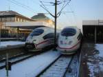 Zwei ICE3 treffen sich in Mannheim HBF. Der rechte ICE  Solingen  nach Basel SBB mit einer neuen Nase und der linke ICE nach Dortmund mit einer geffneten.