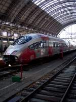 ICE 3 (BR 403) mit Fuball Werbung am 15.10.11 in Frankfurt am Main Hbf 