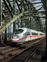 Ein ICE 3 verlt am 27.10.2011 den Klner Hbf ber die Hohenzollernbrcke.