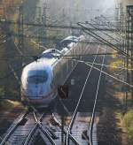 Ein ICE verschwindet am 12.11.2011 auf der Sdrampe in Aachen unter einem Gewirr von Fahrdrhten im Dunst auf dem Weg nach Belgien.