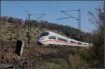 . Irgendwie zigarrenförmig - 

So wirkt der ICE 3 auf dieser Aufnahme. Im Hintergrund die Wacholderheide Salachberg bei Lonsee. 

17.11.2011 (M)