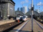 Fast wie vor einem Rennen...ICE 1 und ICE 3 warten am 10.12.2011 auf die Ausfahrt (Frankfurt am Main Hbf).