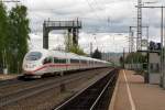 Weniger als eine Minute nach der Durchfahrt eines Gterzuges passieren 403 057-3 und 403 014-4  Duisburg  als ICE 503 (Hannover-Basel ber Kln) den Bahnhof Denzlingen.
