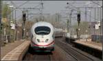 Frontal -     Durchfahrt eines ICE 3 im Bahnhof Mannheim-Handelshafen.