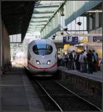 An Gleis 15 -     Einfahrt eines ICE 3 in den Stuttgarter Hauptbahnhof,     15.06.2012 (M)