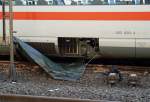 Defekter Mittelwagen 403 660, an dem das Trafol ausluft. Deshalb wurde das Gleis mit einer Plane verdeckt und Sand verstreut, um eine Entzndung zu verhindern. (Mannheim Hbf, 23.07.12)