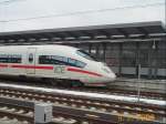 ICE in Montabaur auf Gleis 1. Der Zug wartet auf seine Abfahrt nach Frankfurt. Man beachte auch die eigenartige Streifenbemalung auf der Kupplungsabdeckung