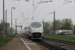 403 011-0  Wiesbaden  war zusammen mit 403 523-4  Schaffhausen  am 02.05.2013 auf dem Weg von Dortmund und Kln nach Basel unterwegs. Hier hat die Doppeleinheit gerade die Baustelle in Kenzingen passiert und fhr weiter in Richtung ihres nchsten Halt in Freiburg. 