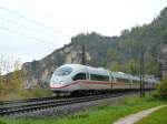 Am 27.10.12 fuhren die Fernverkehrszüge noch über die alte Kurvenreiche Rheintalbahn. 
Hier durchfuhr eine ICE 3 Garnitur vor wenigen Minuten den Tunnel durch den Isteiner Klotz. 
Aufgenommen in Istein. 