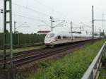 Ein ICE 3 (BR 403) passiert am 06.05.14 Riedstadt Goddelau