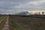 Am 03.01.2014 fuhr 403 021-9  Krefeld  zusammen mit 403 522-6  Solingen  als ICE 106 von Basel SBB nach Köln Hbf/Dortmund Hbf. Hier ist die Doppeleinheit bei Hügelheim auf dem Weg nach Freiburg.