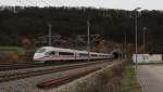 Ein ICE der BR 403 verlässt am 14.11.2015 als ICE 625 (Dortmund Hbf - München Hbf) den Schellenbergtunnel und wird gleich den Bahnhof von Kinding passieren. Fotografiert vom Parkplatz aus.