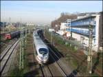 Ein ICE 3 fhrt am 15.12.2006 in Richtung Dsseldorf Hbf und wird dabei noch am S-Bahn-Haltepunkt Dsseldorf-Wehrhahn vorbeikommen.