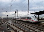 DB Fernverkehr ICE 3 (BR 403) am 24.04.16 in Hanau Hbf vom Bahnsteig aus fotografiert