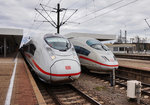 Links: 407 003-3 als ICE 516 (München Hbf - Frankfurt(M) Flughafen Fernbf - Dortmund Hbf). Rechts: 403 062-3 als ICE 109 (Dortmund Hbf - Frankfurt(M) Flughafen Fernbf - Basel SBB). Aufgenommen am 28.3.2016 in Mannheim Hbf.