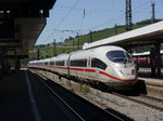 Ein ICE 3 (Br. 403) fährt am 23.06.2016 als ICE 628 aus dem Würzburger Hbf aus.