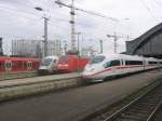 Schnes Dreiertreffen bei der Ausfahrt aus Kln Hbf.....Links der soeben angekommene IC 2044 aus Leipzig, daneben fhrt 101 145 mit IC 2113 nach Stuttgart aus und rechts steht der 403  Baden-Baden ,