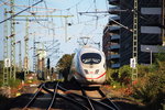 Die erste Steigung hinter sich und 4000 Meter hinter dem Punkt Null der Kilometrierung befindet sich ICE 727 (Essen Hbf - München Hbf). Die Spitze von 403 018 (Münster(Westf.)) lässt sich am anderen Ende des Zuges erkennen, hinten fährt ein weiter ICE 3. 
Köln Messe/Deutz, 07. September 2016