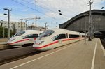 Zwei ICE3 Züge stehen in Köln Hbf am Freitag den 2.September 2016 der vordere auf Gleis 5 trägt den Namen Mönchengladbach. 