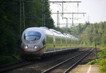 Der ICE3 aus Amsterdam(NL) nach Frankfurt(am Main-Hbf)(D) und kommt aus Richtung Mönchengladbach-Hbf und fährt durch Jüchen in Richtung Grevenbroich,Köln. 
Aufgenommen vom Bahnsteig 1 in Jüchen.
Bei Sommerwetter am Nachmittag vom 17.9.2016.