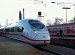Premiere in Mannheim - Der erste Velaro D ist endlich im Fahrgasteinsatz unterwegs und hält als ICE 712 pünktlich im Hauptbahnhof.