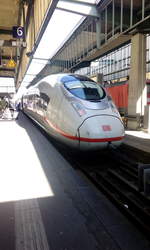 ICE Velaro Richtung Dortmund steht im Stuttgarter HBF.