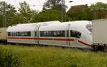 408 009 und der folgende Trafowagen 1. Klasse (408 109) auf dem Weg zum Prüfcenter in Wildenrath, aufgenommen während eines Zwischenstopps in Krefeld am 23.5.22.