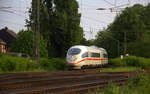 Der ICE3 aus Frankfurt(am Main-Hbf)(D) nach Amsterdam(NL) und kommt aus Richtung Köln,Grevenbroich und fährt durch Rheydt-Hbf und fährt in Richtung Mönchengladbach-Hbf.