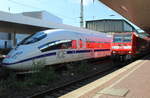 Der blaue ICE 406 001-8 Tz4601  Europa/Europe  stand am 16.06.19 als ICE220 nach Amsterdam Centraal im Duisburger Hauuptbahnhof, daneben stand 146 120-1 als RE2 nach Münster(Westf.)Hbf.