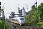 406 010 fährt als erster ICE des Tages von Köln kommend durch Grevenbroich Erftwerk nach Amsterdam.

Grevenbroich 04.04.2023