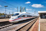 406 080-2 und 406 503-3 halten als ICE 105  ICE International  (Amsterdam Centraal - Basel SBB) in Mannheim Hbf.
Aufgenommen am 20.4.2017.