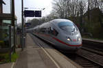 Der ICE3 aus Frankfurt(am Main-Hbf)(D) nach Amsterdam(NL) und kommt als Umleiter  aus Richtung Köln,Pulheim und fährt durch Stommeln in Richtung