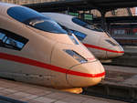 Am 30.01.2011 stehen 2 ICE-3M-Triebzüge in der Nachmittagssonne im Hbf Frankfurt/Main, der vordere
ist der 406 551. Die Hispeed-Beschriftung haben die Züge mittlerweile gegen das Logo der
Bahnverwaltung eingetauschen müssen. 