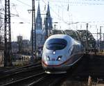 ICE 3 MIT KÖLNER DOM UND HOHENZOLLERNBRÜCKE  Vom Bahnsteig KÖLN-MESSE/DEUTZ hat man einen wunderbaren Überblick über die über die  HOHENZOLLERNBRÜCKE ein-und