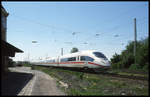 ICE 880 in Form des 406003 durchfährt hier am 9.5.2002 um 11.50 Uhr den aufgelassenen Bahnhof Herrnberchtheim in Richtung Würzburg.