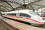 Der ICE 3 steht im Kölner HBF zur Abfahrt bereit.